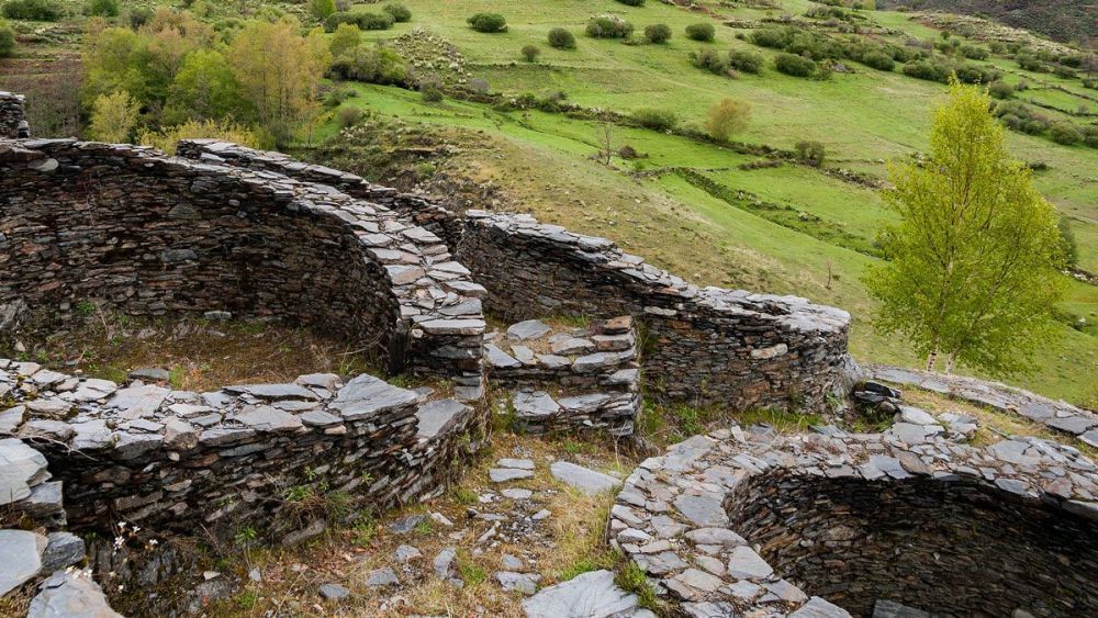 El castro de Chano, en pleno valle de Fornela, es uno de los yacimientos señeros de Castilla y León. El castro de Chano, en pleno valle de Fornela, es uno de los yacimientos señeros de Castilla y León.