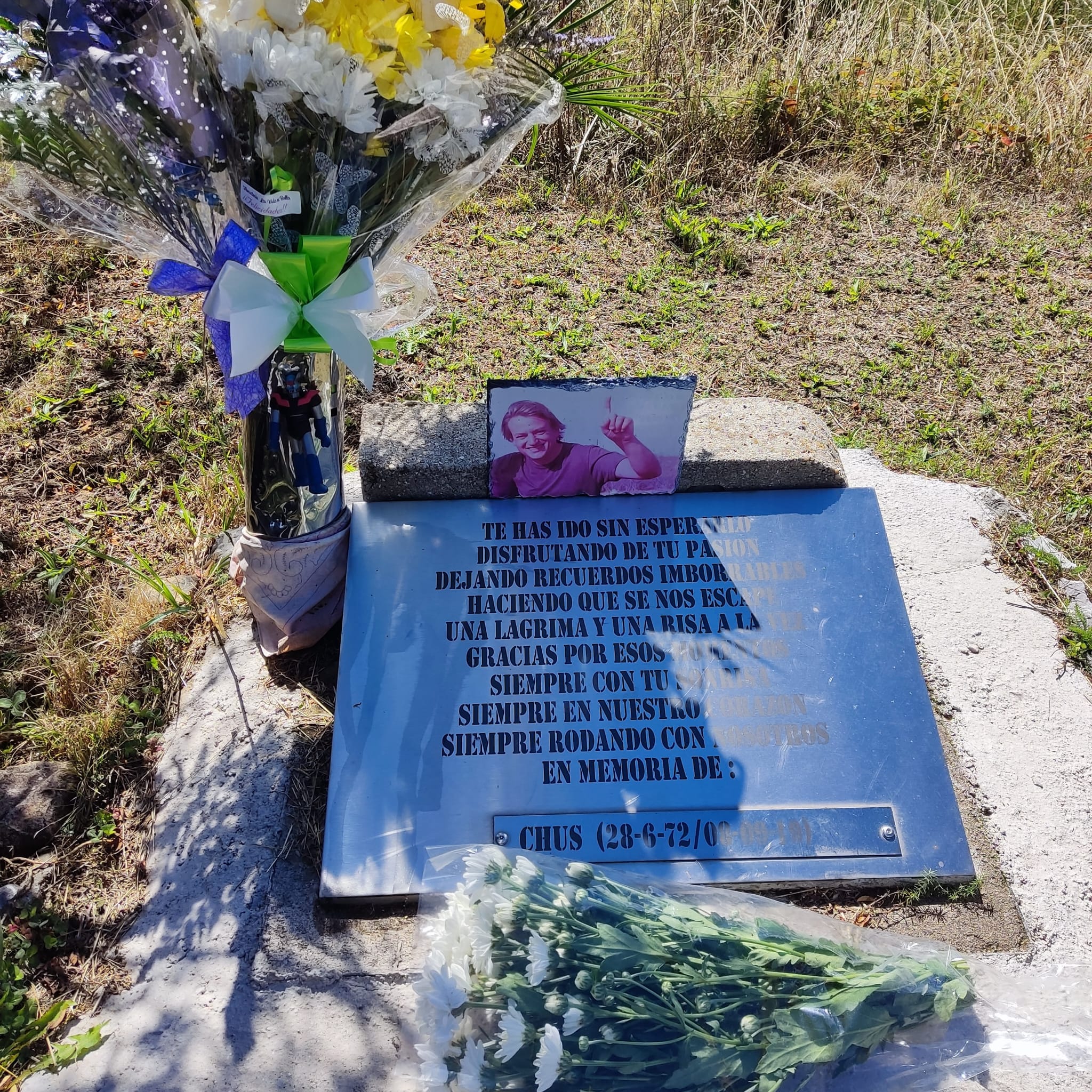 El Vespa Club de Asturias estaba homenajeando al gijonés Chus Paraja, fallecido en el mismo punto hace cinco años, cuando se produjo el accidente.  | LNC