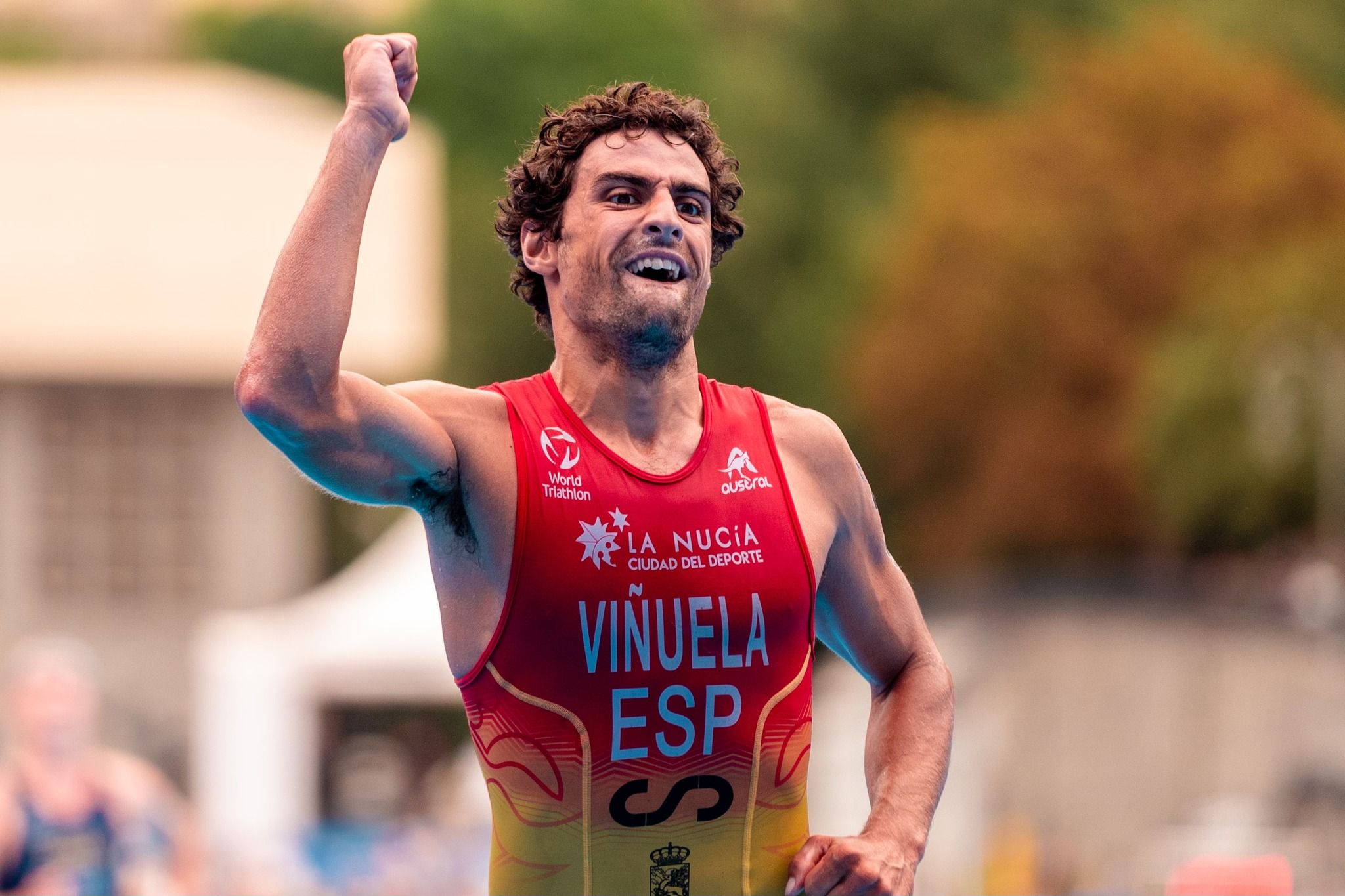 Kevin Tarek Viñuela celebra su tercer puesto en la Copa del Mundo. | WORLD TRIATHLON