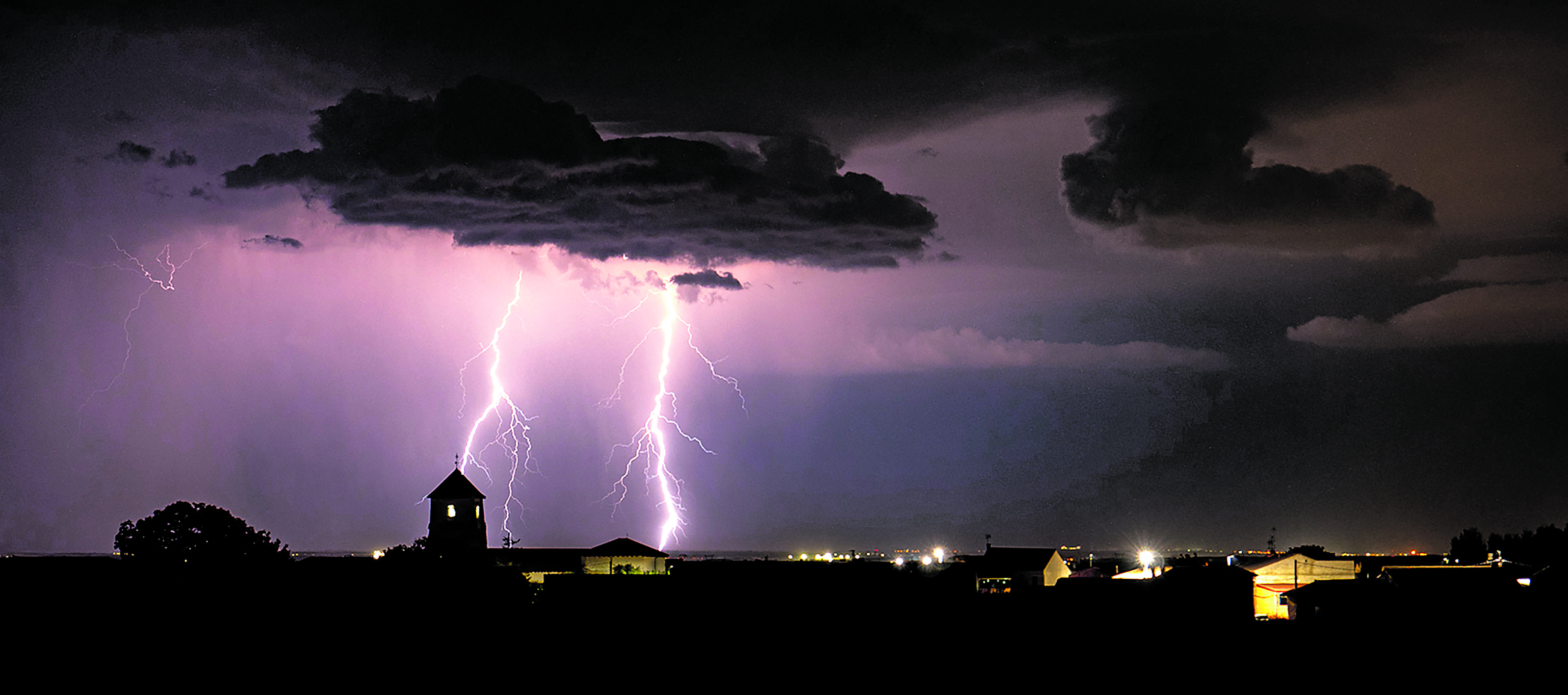 Tormenta sobre Rebollar de los Oteros, en una imagen de archivo. | VICENTE GARCÍA Tormenta sobre Rebollar de los Oteros, en una imagen de archivo. | VICENTE GARCÍA