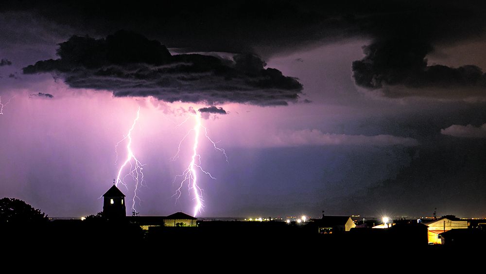Tormenta sobre Rebollar de los Oteros. | VICENTE GARCÍA Tormenta sobre Rebollar de los Oteros. | VICENTE GARCÍA