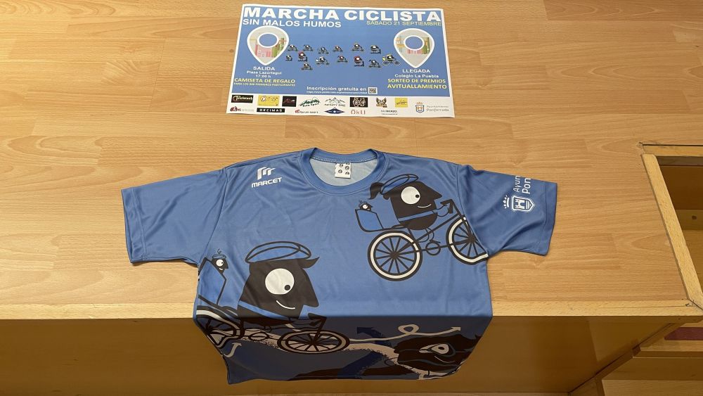 Camiseta y cartel de la 'marcha ciclista sin humos'. | JAVIER FERNÁNDEZ Camiseta y cartel de la 'marcha ciclista sin humos'. | JAVIER FERNÁNDEZ