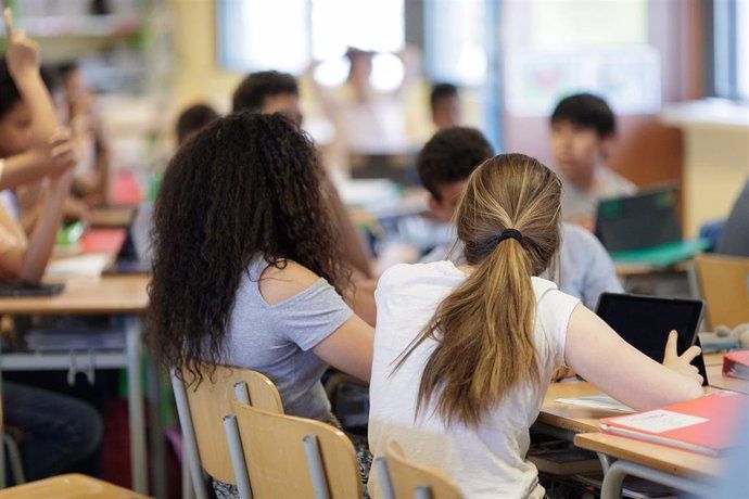 Dos jóvenes estudiantes de la ESO en un aula. | EUROPA PRESS