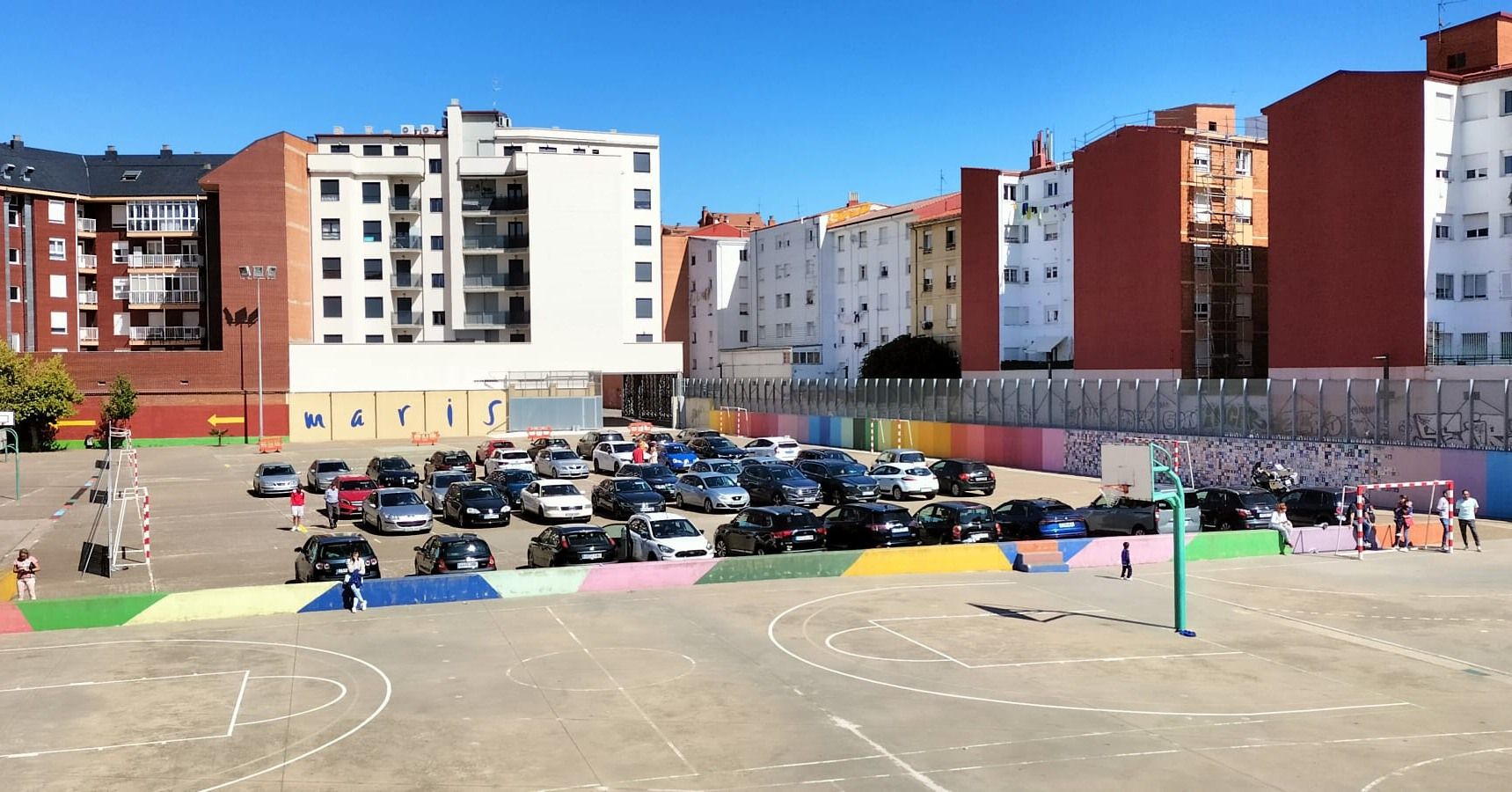 Imagen del patio que Maristas San José ha habilitado para que puedan aparcar los coches. | LNC