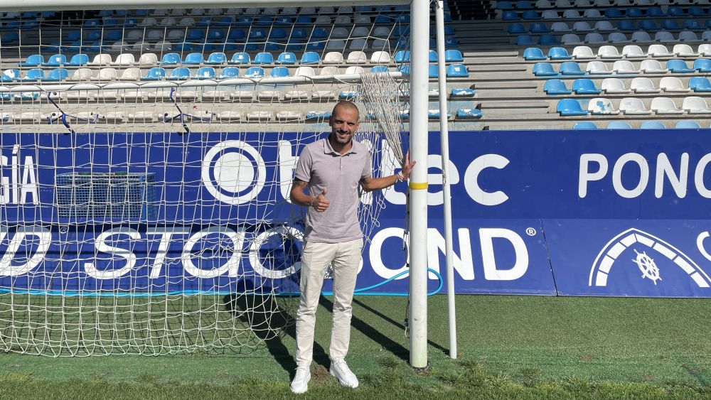 Yuri junto a uno de los postes de la portería de Fondo Norte, en la que tantos goles anotó. | JAVIER FERNÁNDEZ Yuri junto a uno de los postes de la portería de Fondo Norte, en la que tantos goles anotó. | JAVIER FERNÁNDEZ