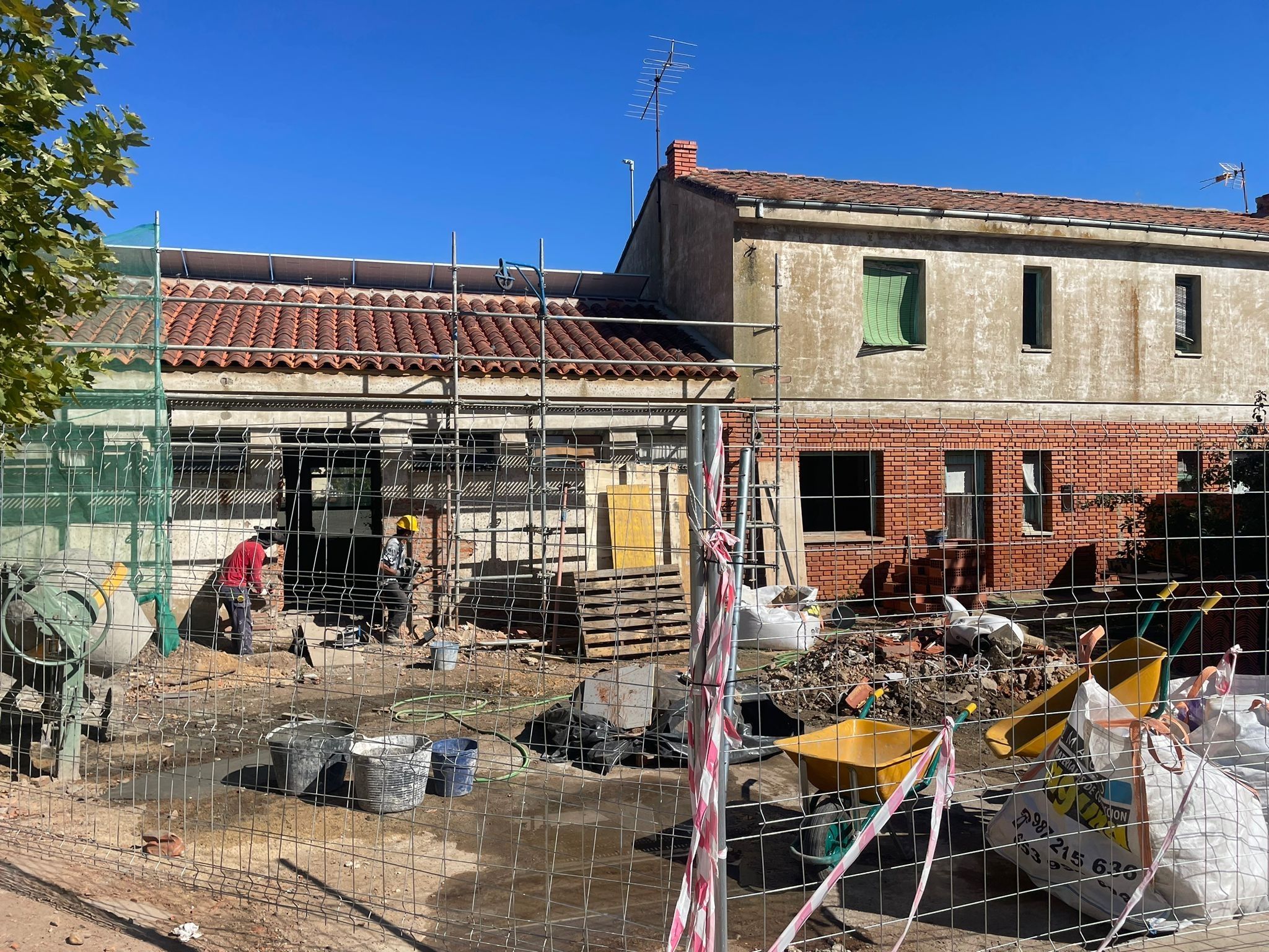 Las obras de rehabilitación de las antiguas escuelas de Pobladura de Pelayo García para reconvertirlas en una futura guardería comarcal ya han comenzado. | L.N.C.