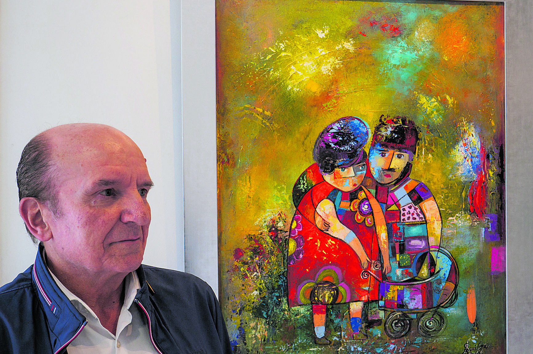 El artista con su cuadro ‘El paseo’. | VICENTE GARCÍA