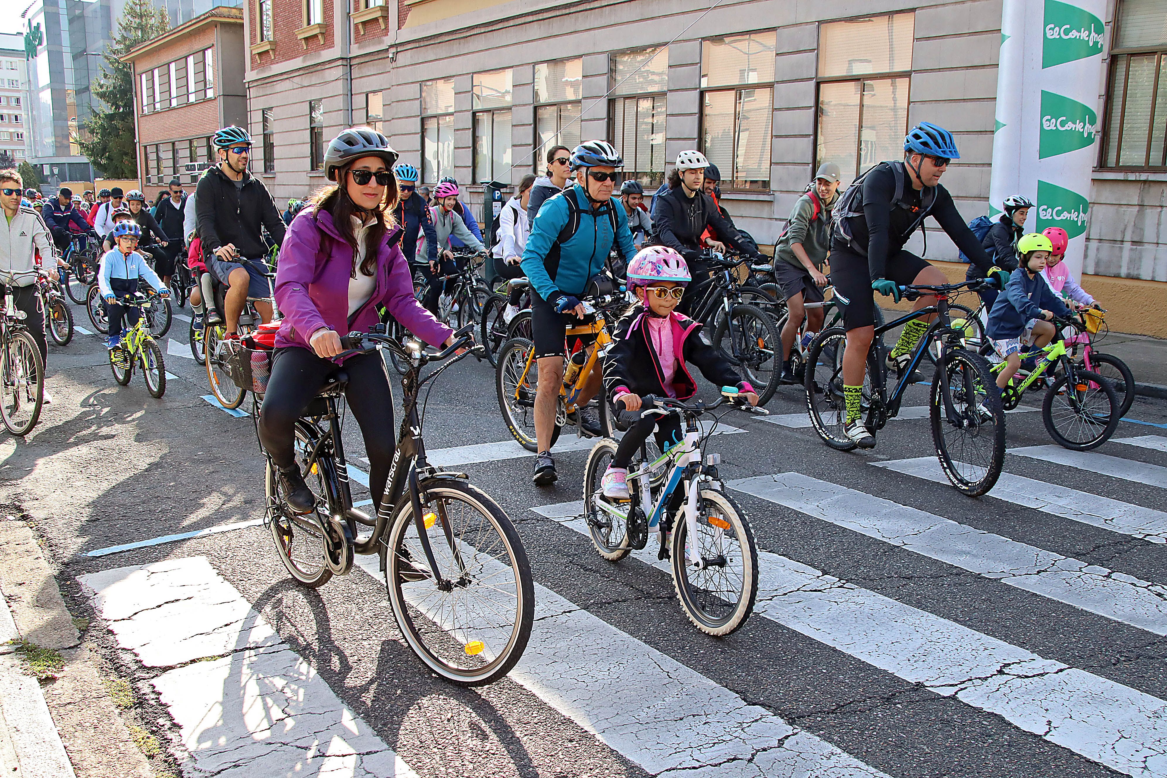Celebración del 'Día de la bici' en León. | PEIO GARCÍA (ICAL)