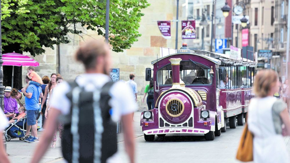 El tren turístico que recorre los principales puntos de la ciudad de León. | SAÚL ARÉN