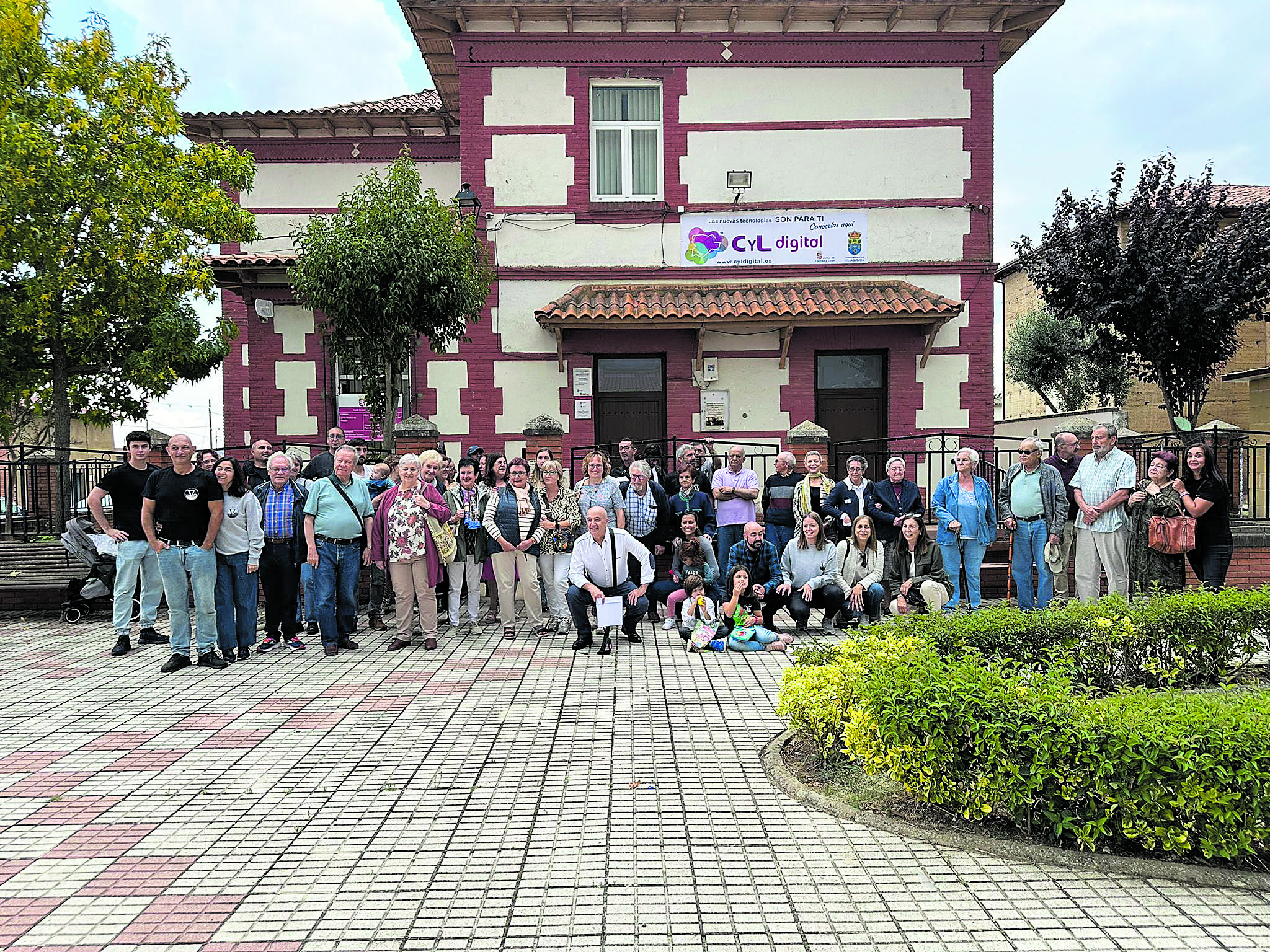Foto de familia de los participantes en el primero de los actos organizados por la asociación para conmemorar el centenario de la escuela. | CON V DE VILLAFER