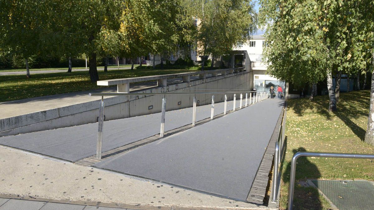Acceso al tanatorio de Serfunle, ubicado en la avenida Peregrinos. | MAURICIO PEÑA Acceso al tanatorio de Serfunle, ubicado en la avenida Peregrinos. | MAURICIO PEÑA