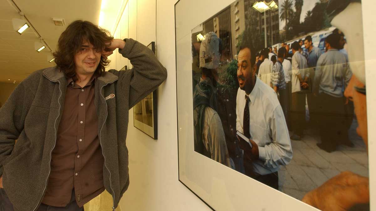 El fotoperiodista José Manuel López, liberado ayer de su secuestro en Siria, ante una de sus fotografías en una exposición en una imagen de archivo. | mauricio peña.