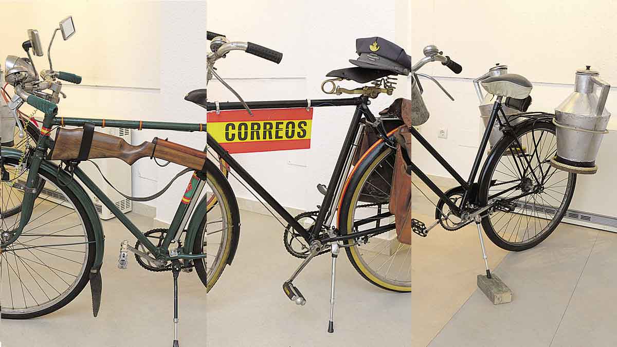 En la Casa de Cultura de Pinilla se pueden admirar viejas bicicletas de bomberos, carteros, lecheros... una colección única. | MAURICIO PEÑA