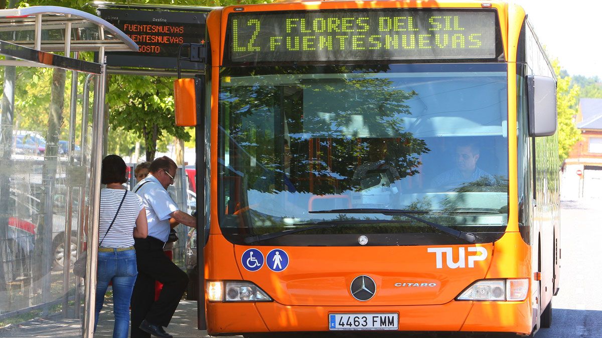 Usuarios del Servicio de Transporte Urbano de Ponferrada, en una imagen de archivo. | CÉSAR SÁNCHEZ (ICAL)