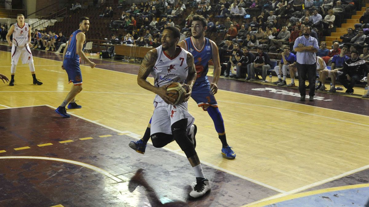 Dionte Ferguson penetra a canasta con la camiseta de Agustinos. | DANIEL MARTÍN