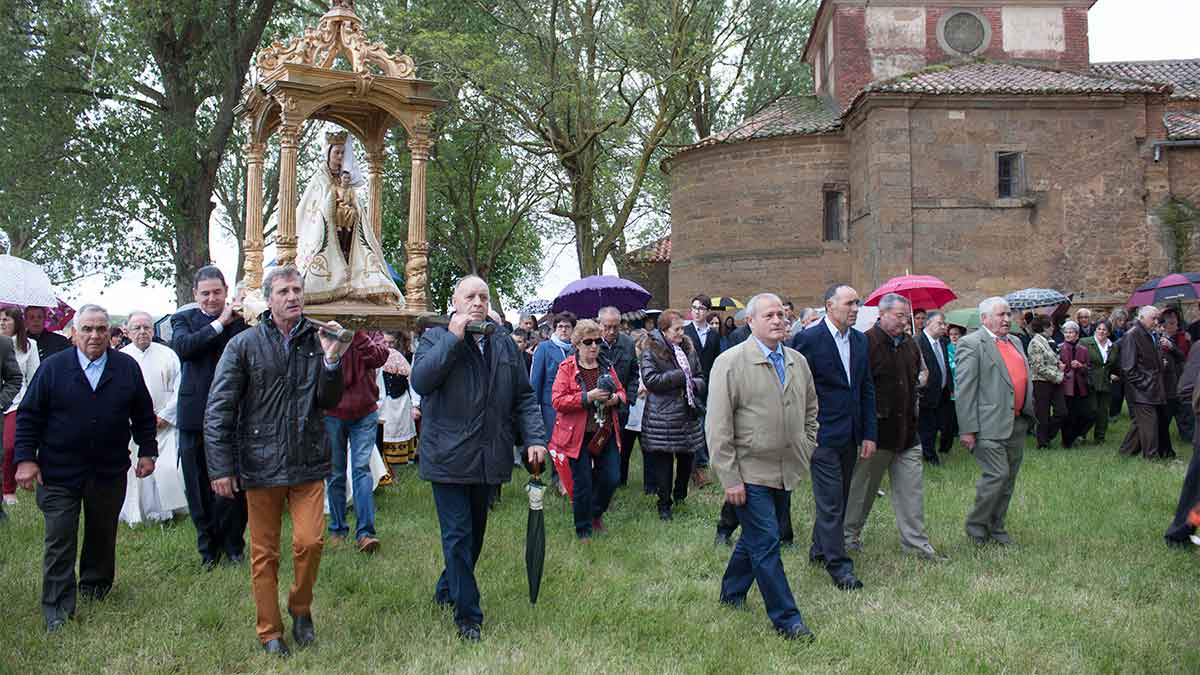 La lluvia respetó el momento de la procesión alrededor del santuario de la Virgen de la Vega de Cimanes. | T.G.