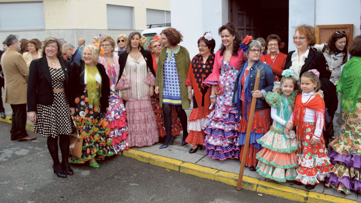 La alcaldesa, Gloria Fernández Merayo, este domingo en Flores del Sil. | L.N.C.