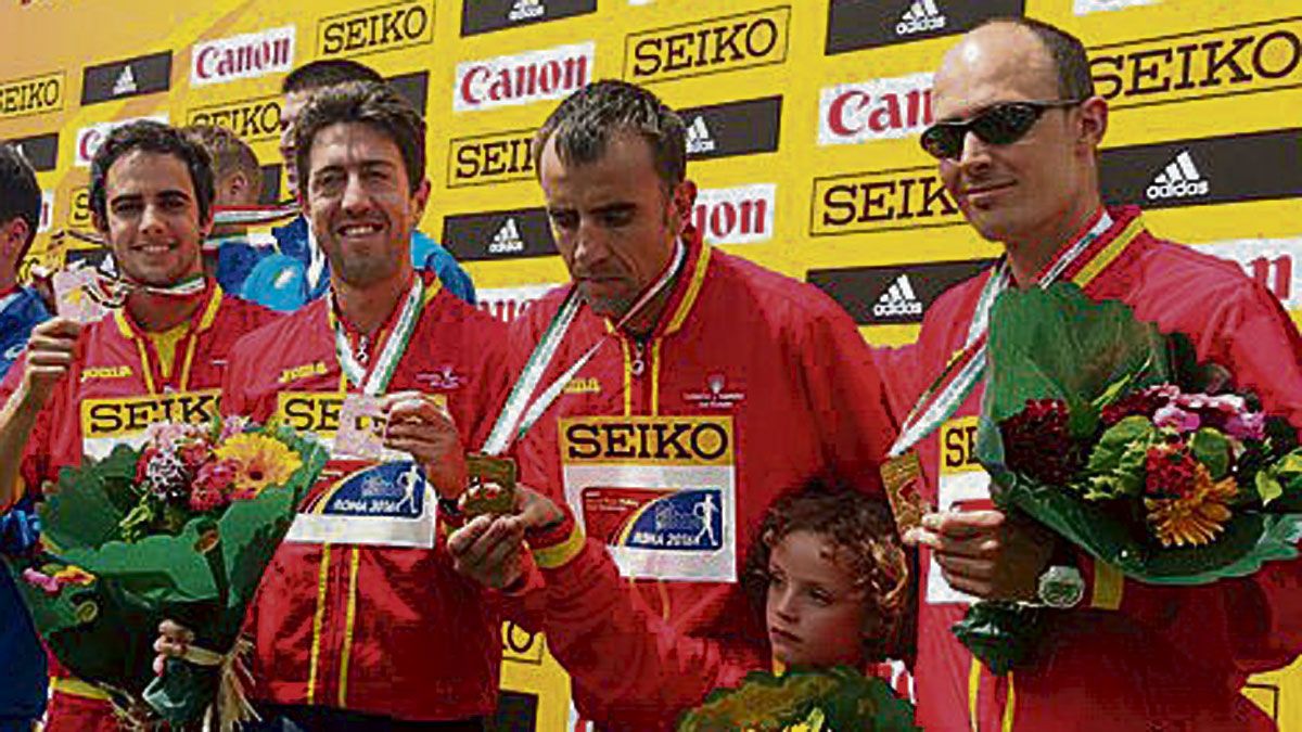Arcilla, a la derecha, logró el bronce por equipos. | RFEA Arcilla, a la derecha, logró el bronce por equipos. | RFEA