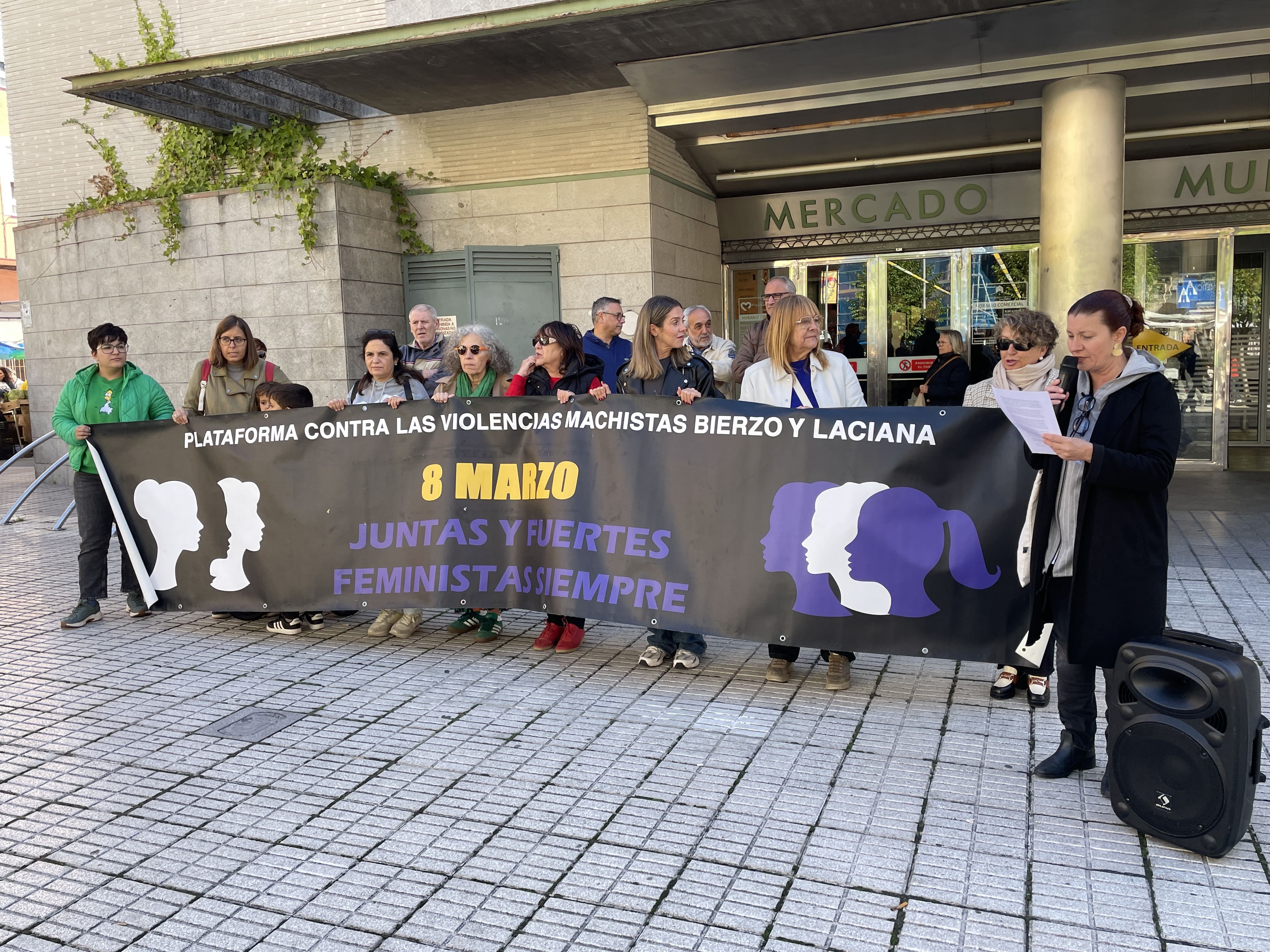Concentración de la plataforma en la entrada del Mercado de Abastos de Ponferrada. | JAVIER FERNÁNDEZ