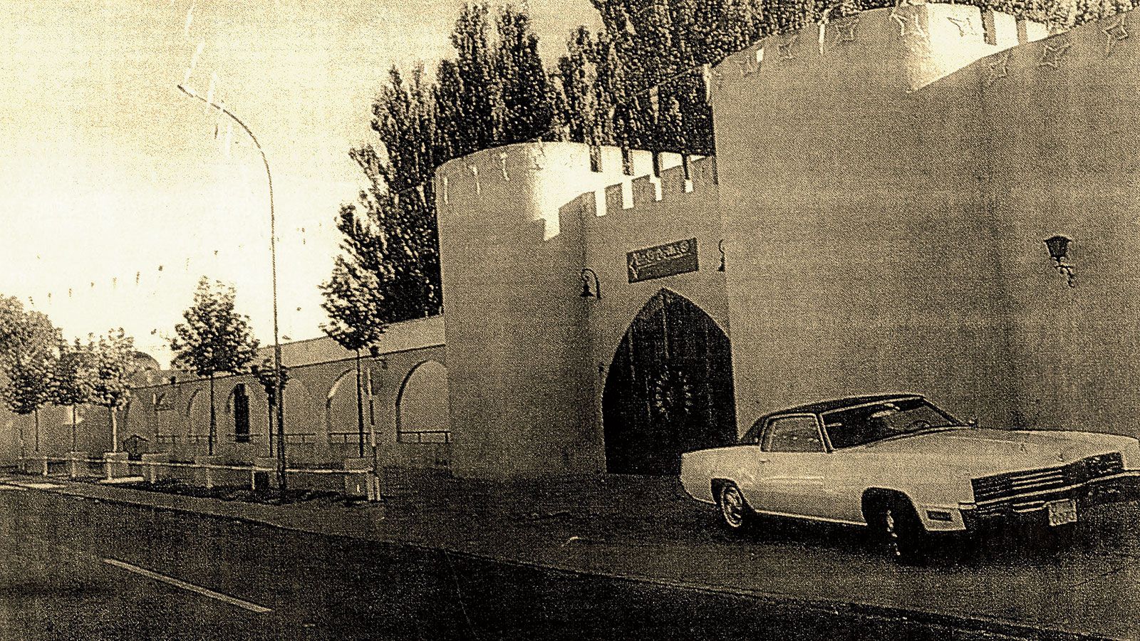 A Pencho le gustaba aparcar ante La Estrella sus espectaculares coches (Cadillac, Chevrolet, Mercury... )que se convertían en una atracción más de Mansilla. A Pencho le gustaba aparcar ante La Estrella sus espectaculares coches (Cadillac, Chevrolet, Mercury... )que se convertían en una atracción más de Mansilla.