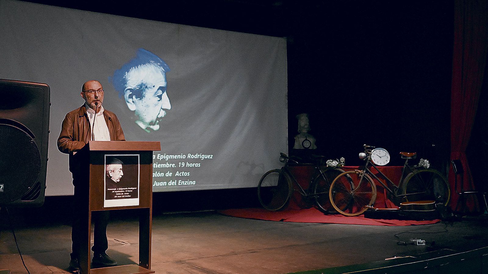 Juan Miguel Alonso Vega condujo el acto en un escenario presidido por una foto de Epi y algunos elementos alusicvos a su obra, bicis.| SAÚL ARÉN