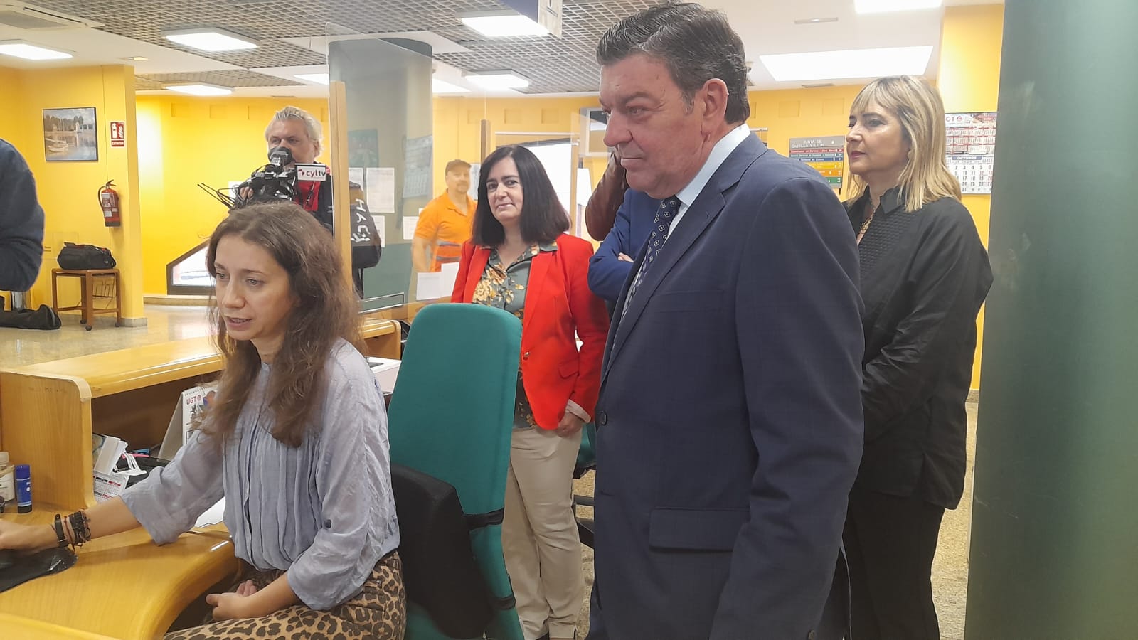 Gago en las oficinas de registro de Ponferrada, conociendo la labor de las empleadas en ella. | MAR IGLESIAS