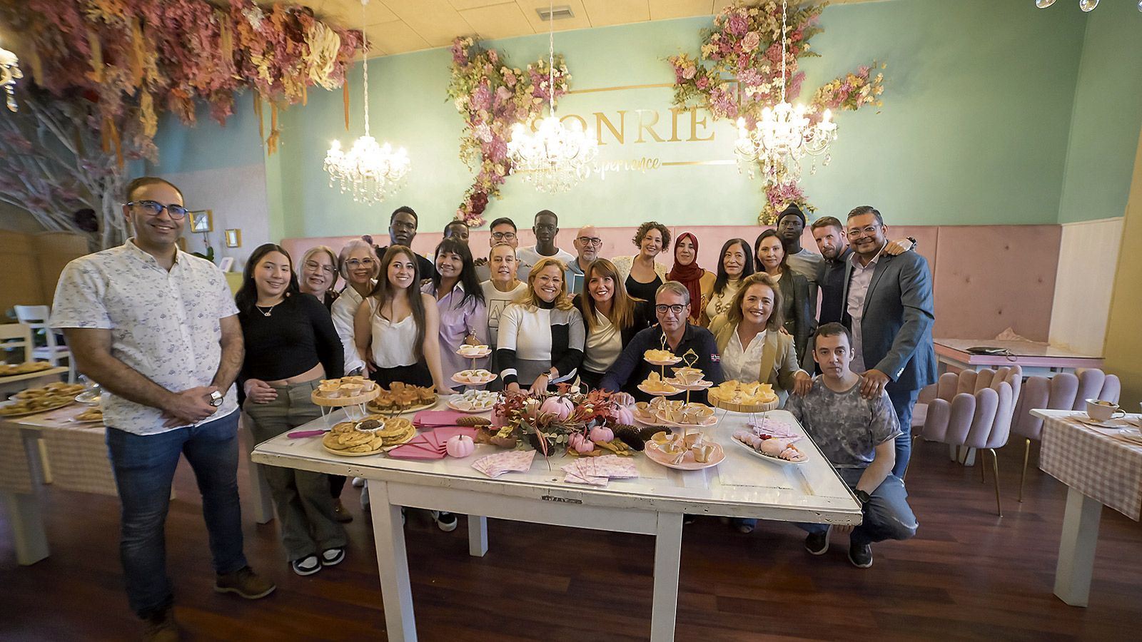 El grupo de participantes en la primera fase del curso ‘Cocina Gourmet’ desarrollado por Proyecto Joven-Proyecto Hombre. | MAURICIO PEÑA