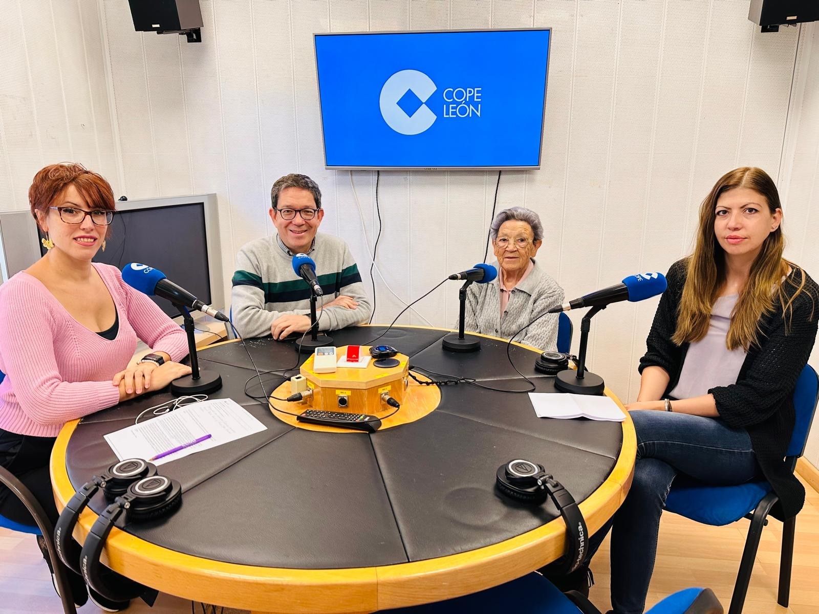 Los delegados de Comunión Fraterna, la hermana María Jesús Carro y el sacerdote Juan José Andrés Nicolás en Cope León. L.N.C. Los delegados de Comunión Fraterna, la hermana María Jesús Carro y el sacerdote Juan José Andrés Nicolás en Cope León. L.N.C.