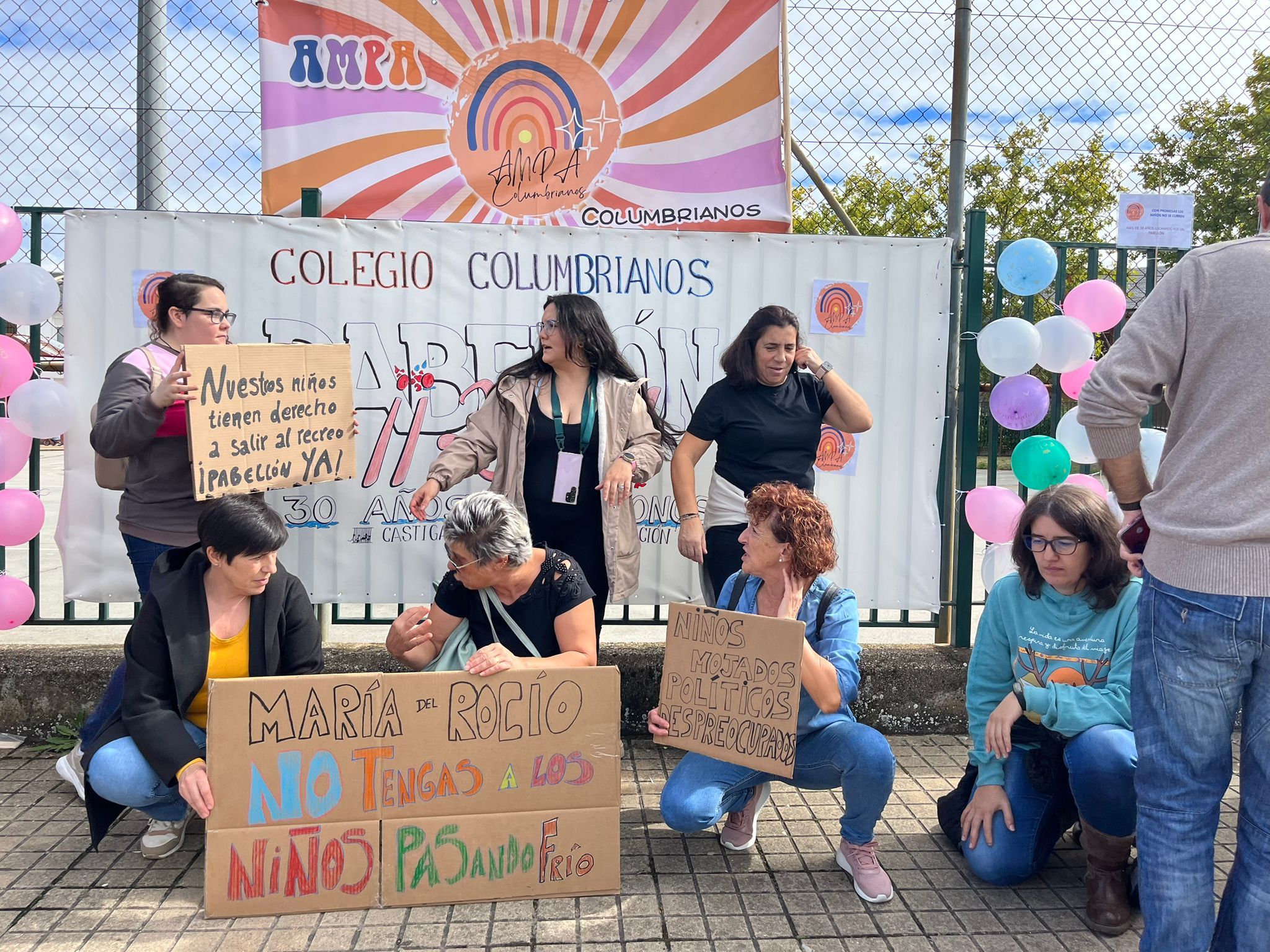 Una de las protestas en el colegio de Columbrianos para demandar un patio cubierto. 