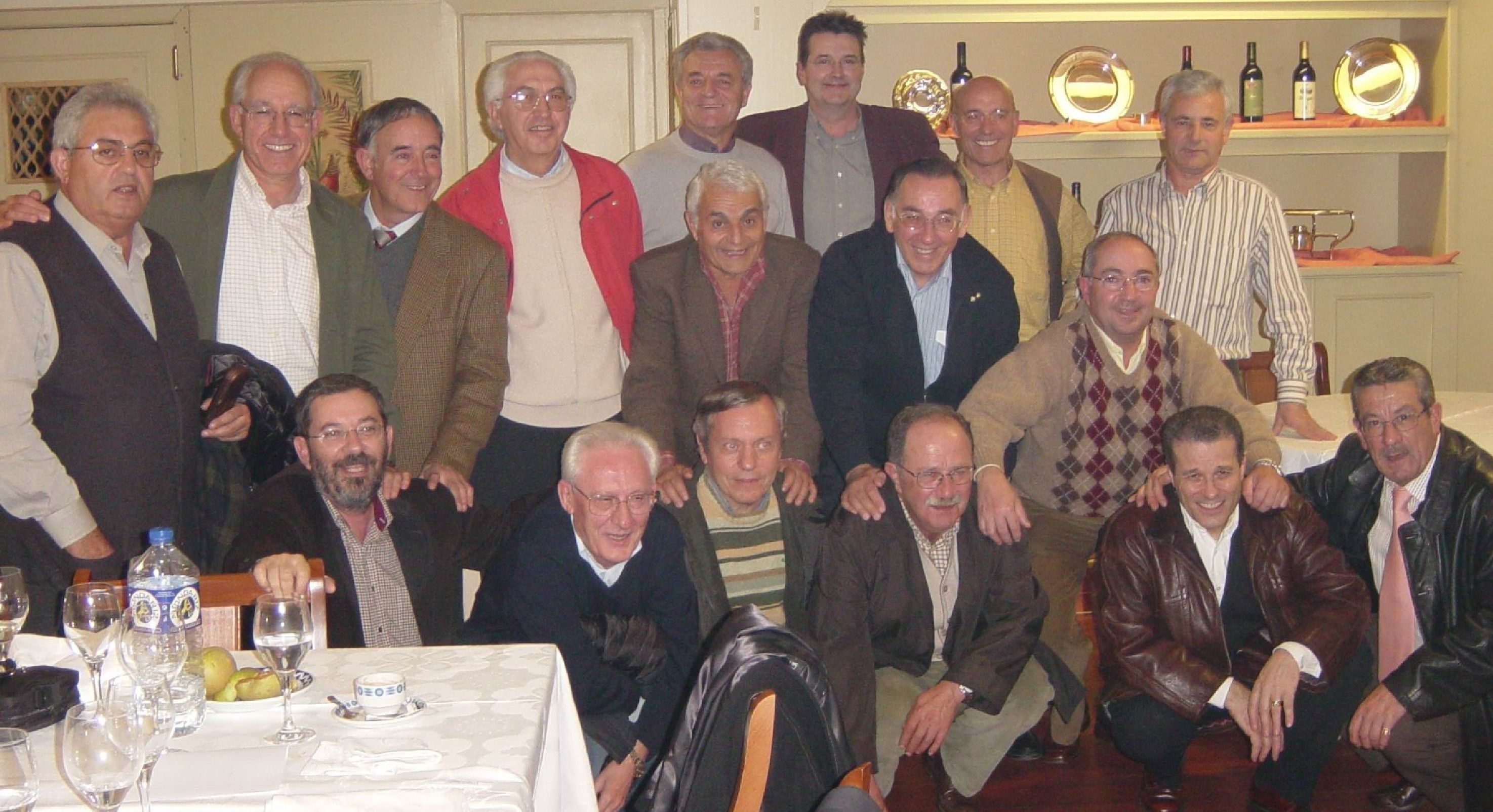 Reunión de amigos del barrio en 2004. Reunión de amigos del barrio en 2004.