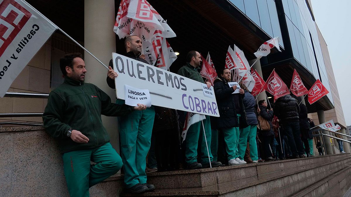 Imagen de archivo de una de las protestas de los trabajadores de Linorsa en la Universidad de León. | DANIEL MARTÍN Imagen de archivo de una de las protestas de los trabajadores de Linorsa en la Universidad de León. | DANIEL MARTÍN