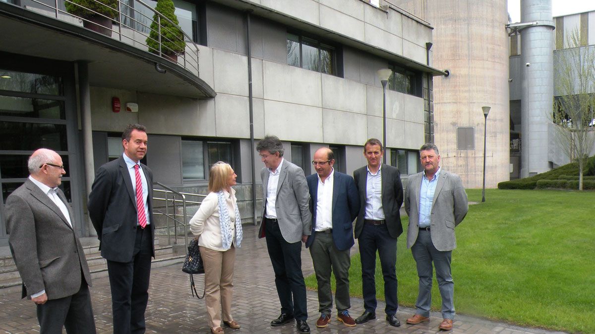 Autoridades y directivos durante la visita a las instalaciones. | E. NIÑO