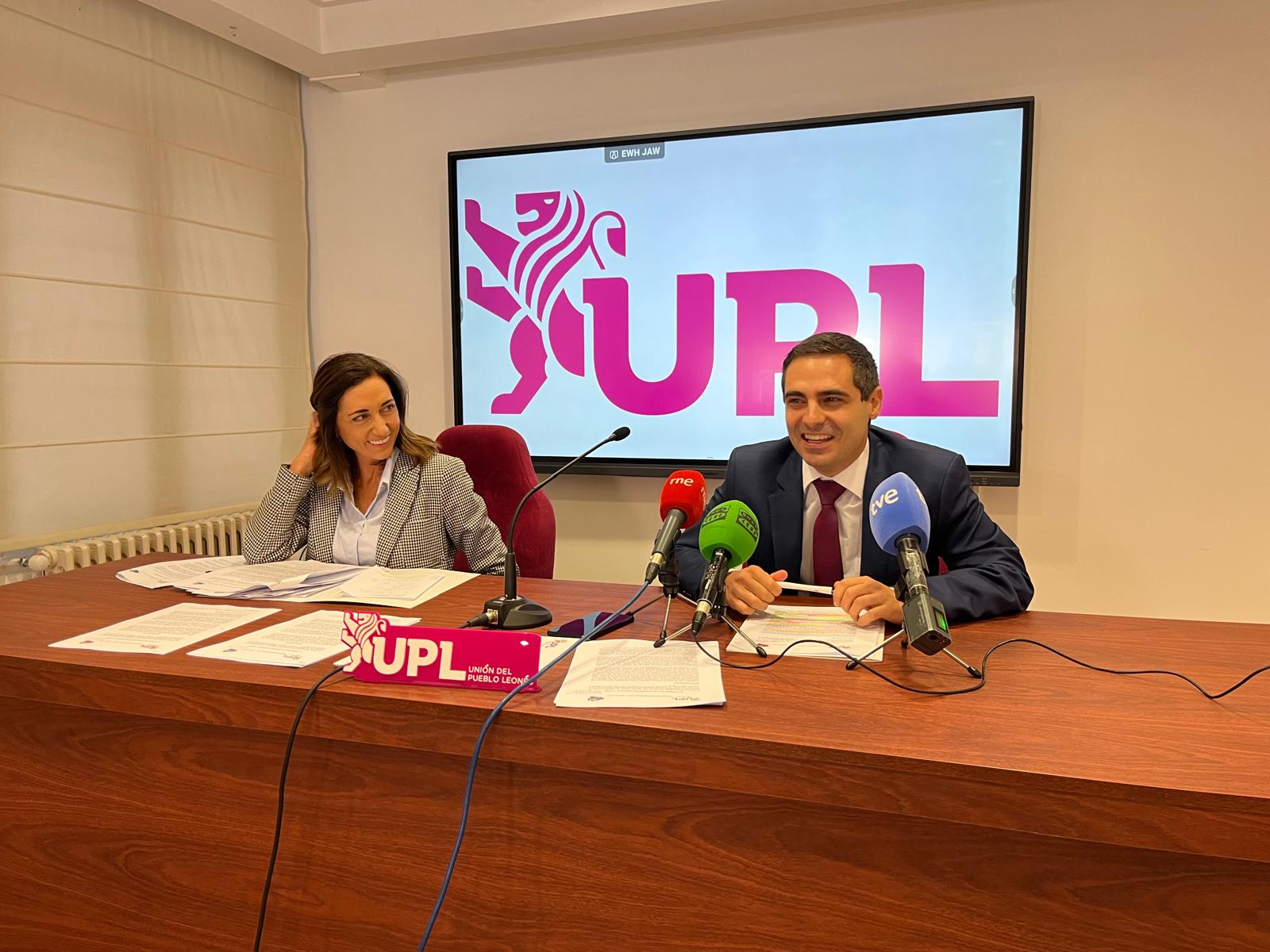 Alicia Gallego y Carlos Javier Salgado comparecieron ayer en la sede de UPL. | L.N.C. Alicia Gallego y Carlos Javier Salgado comparecieron ayer en la sede de UPL. | L.N.C.
