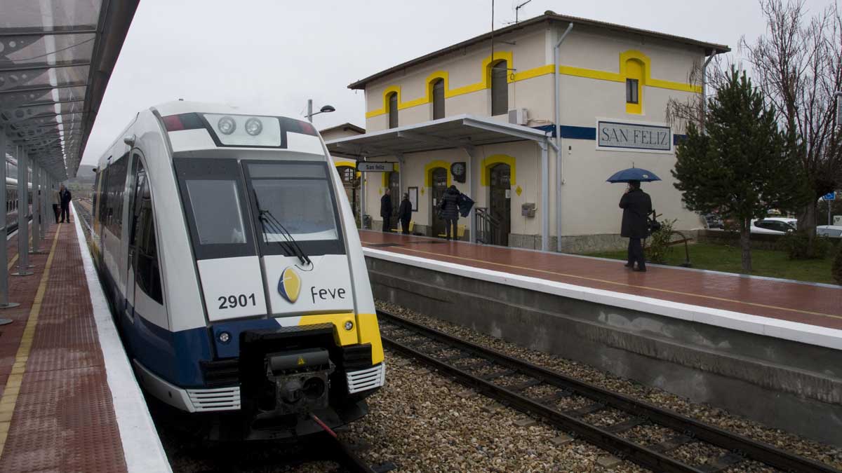 Una máquina de Feve, ahora Renfe Ancho Métrico, estacionada en la estación de San Feliz de Torío dispuesta para continuar su marcha. | MAURICIO PEÑA