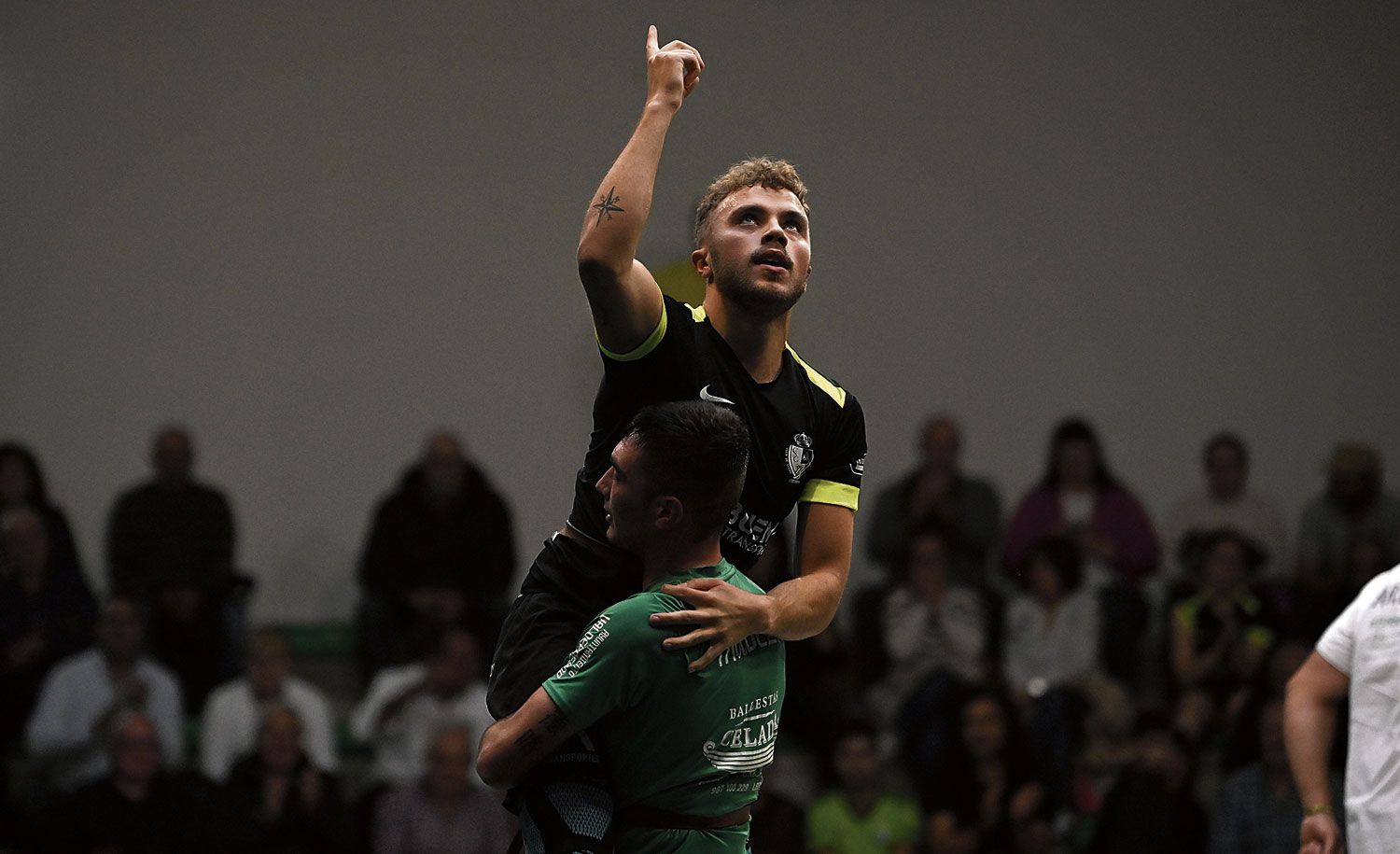 Florián Yugueros envía a su abuela Maruja su primer título de Liga de Verano.  SAÚL ARÉN