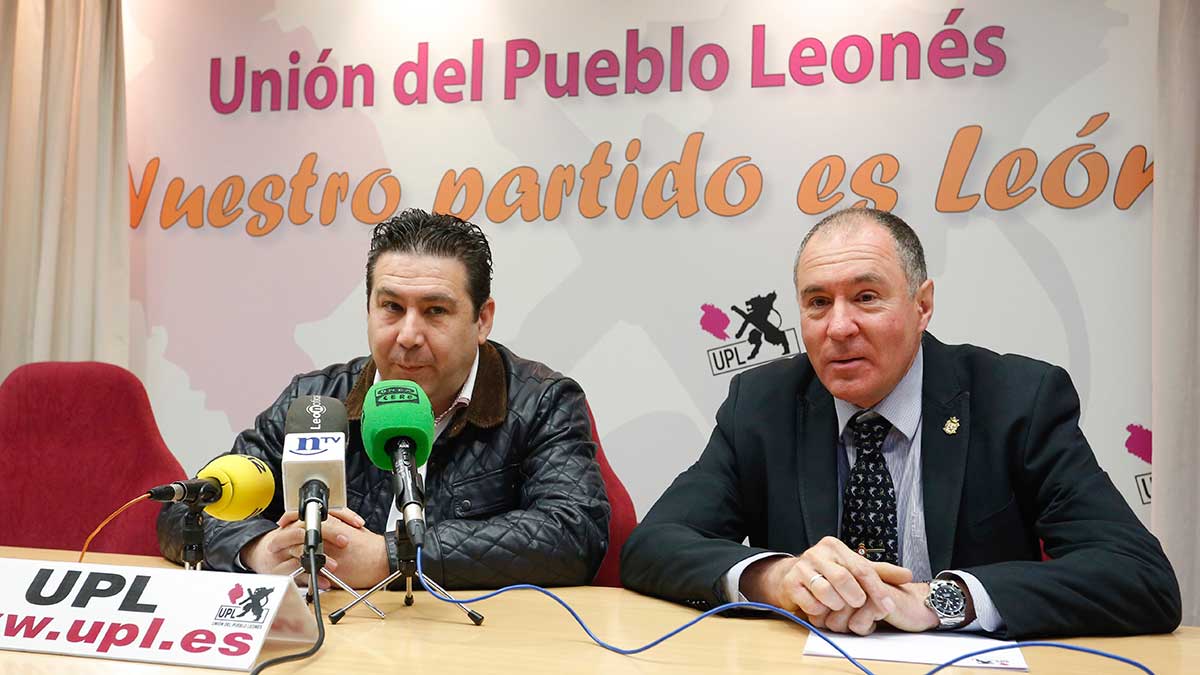 El procurador de UPL en las Cortes, Luis Mariano Santos, y el secretario general, Eduardo Sendino, en una imagen de archivo. | ICAL El procurador de UPL en las Cortes, Luis Mariano Santos, y el secretario general, Eduardo Sendino, en una imagen de archivo. | ICAL