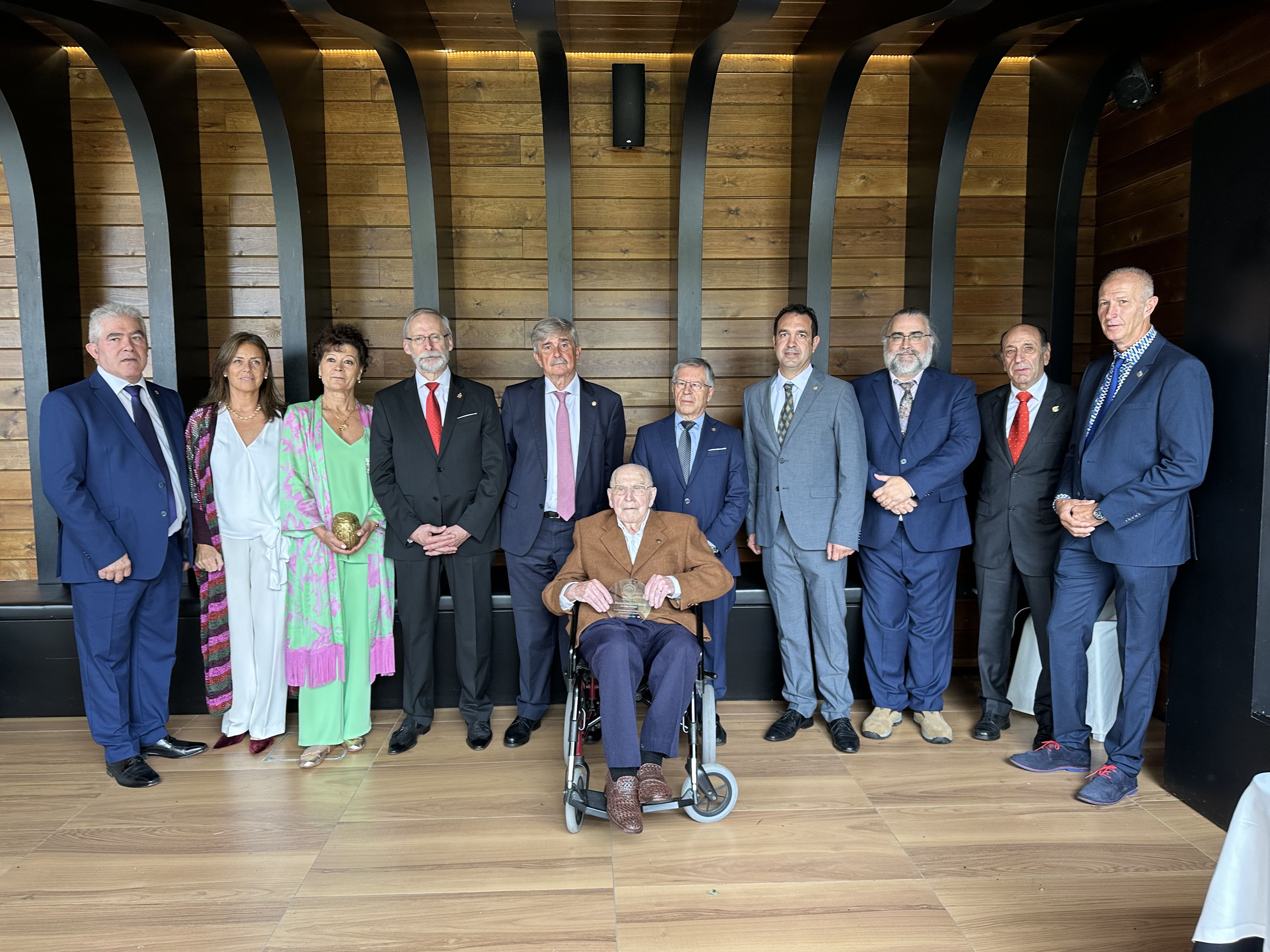 La Junta Directiva del Colegio Oficial de Veterinarios de León posa con los homenajeados durante la festividad de su patrón. | L.N.C. La Junta Directiva del Colegio Oficial de Veterinarios de León posa con los homenajeados durante la festividad de su patrón. | L.N.C.