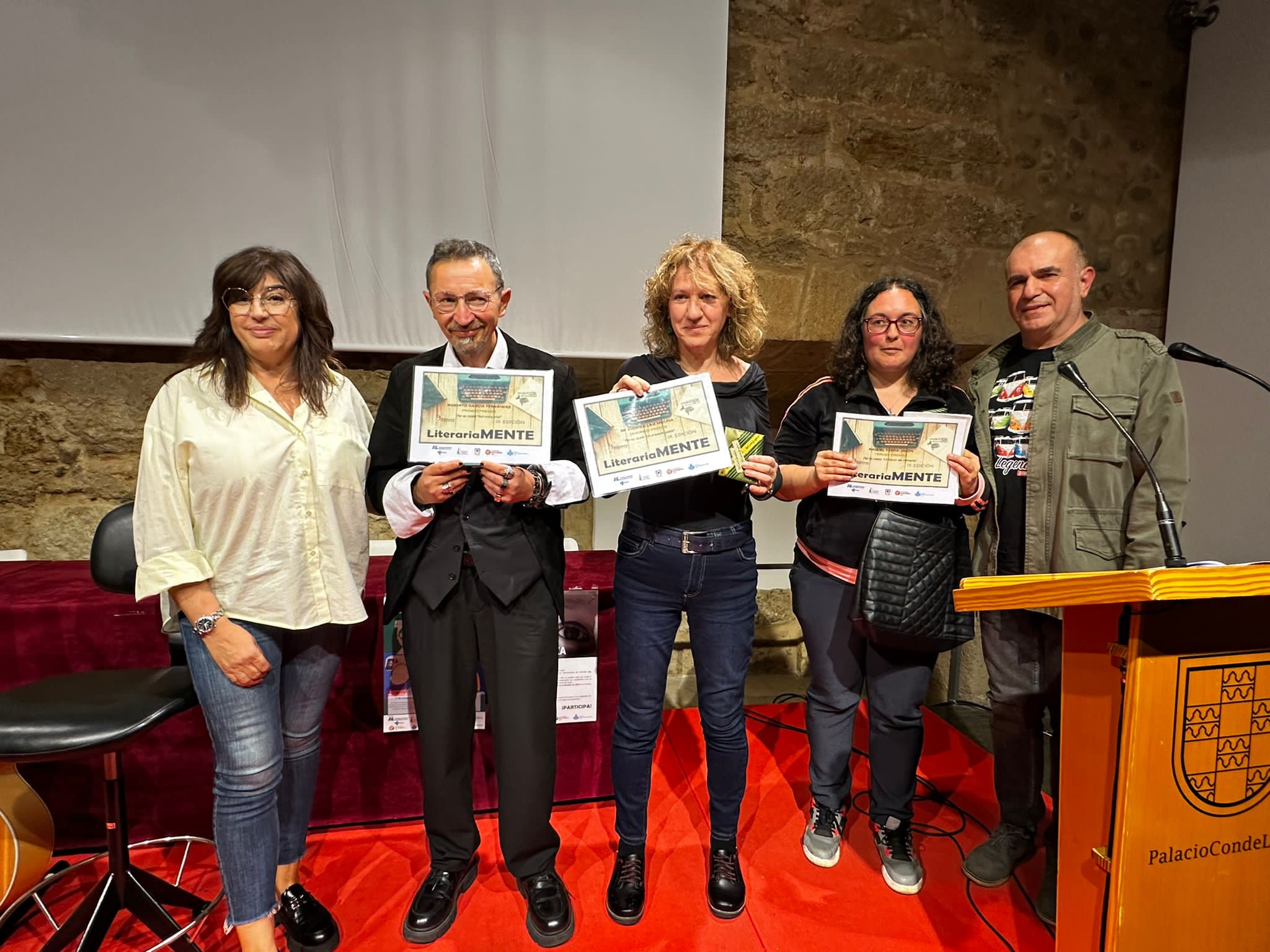 Imagen de los premiados en el IX Certamen de Relatos LiterariaMente.
