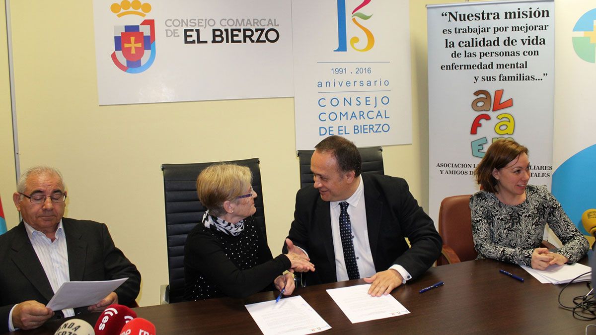 Gerardo Álvarez Courel y Ascensión Sedano sellan el acuerdo. | L.N.C.