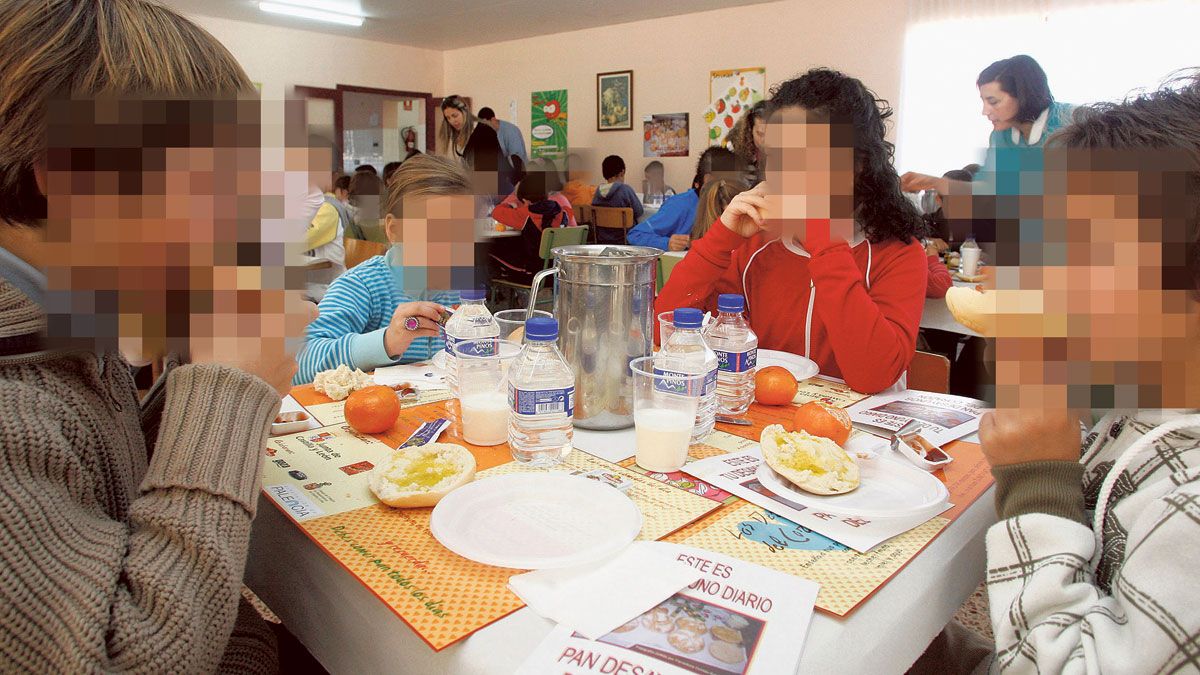 Varios niños toman una merienda en el comedor de un centro educativo. | CÉSAR MANSO (ICAL)