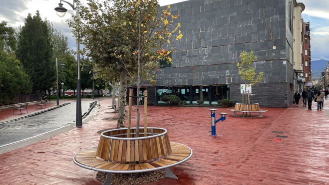 Nuevos bancos circulares instalados en Gómez Núñez hechos por los alumnos. | JAVIER FERNÁNDEZ Nuevos bancos circulares instalados en Gómez Núñez hechos por los alumnos. | JAVIER FERNÁNDEZ