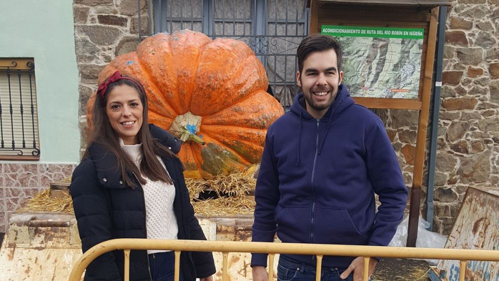 Ganadores de la feria de 2019 posan con su ejemplar de 337 kilos. | YUMA