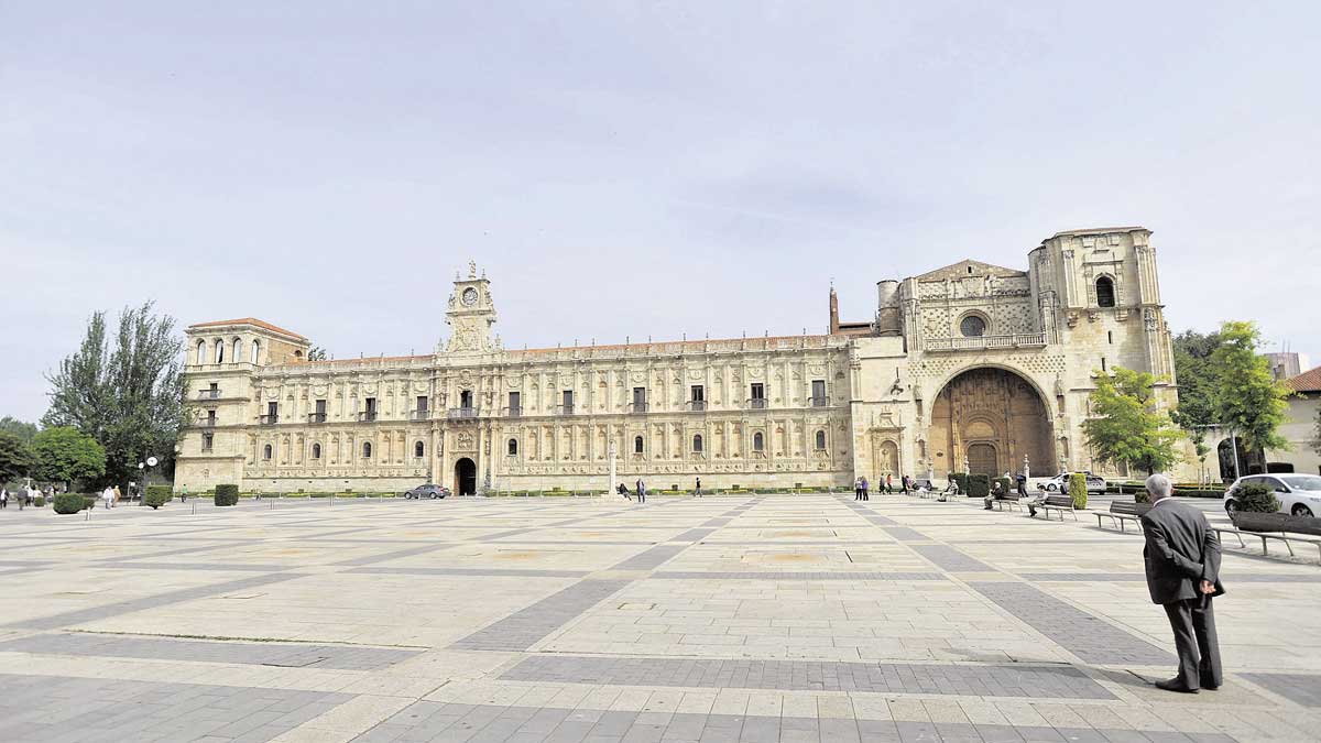 Vista general de la fachada del Parador de San Marcos. | DANIEL MARTÍN Vista general de la fachada del Parador de San Marcos. | DANIEL MARTÍN