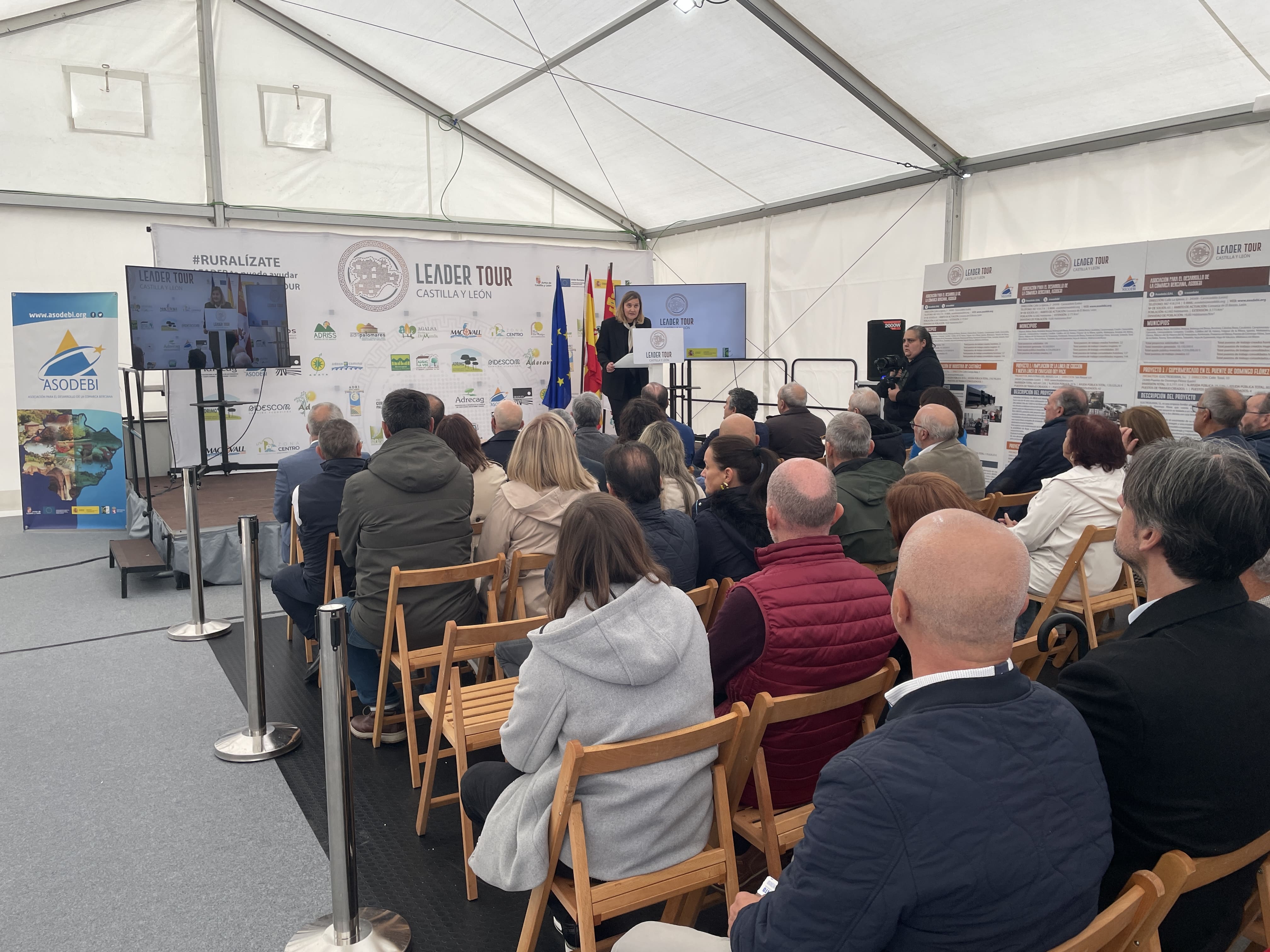 Carpa de Leader Tour en la Plaza del Ayuntamiento de Ponferrada. | JAVIER FERNÁNDEZ