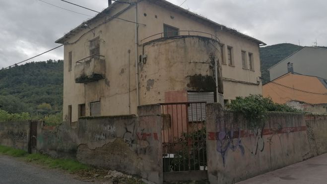 Estado actual de la ‘casa de citas’ en la confluencia de Batalla de Bailén y Camino El Bosque en el barrio de la Estación. Estado actual de la ‘casa de citas’ en la confluencia de Batalla de Bailén y Camino El Bosque en el barrio de la Estación.
