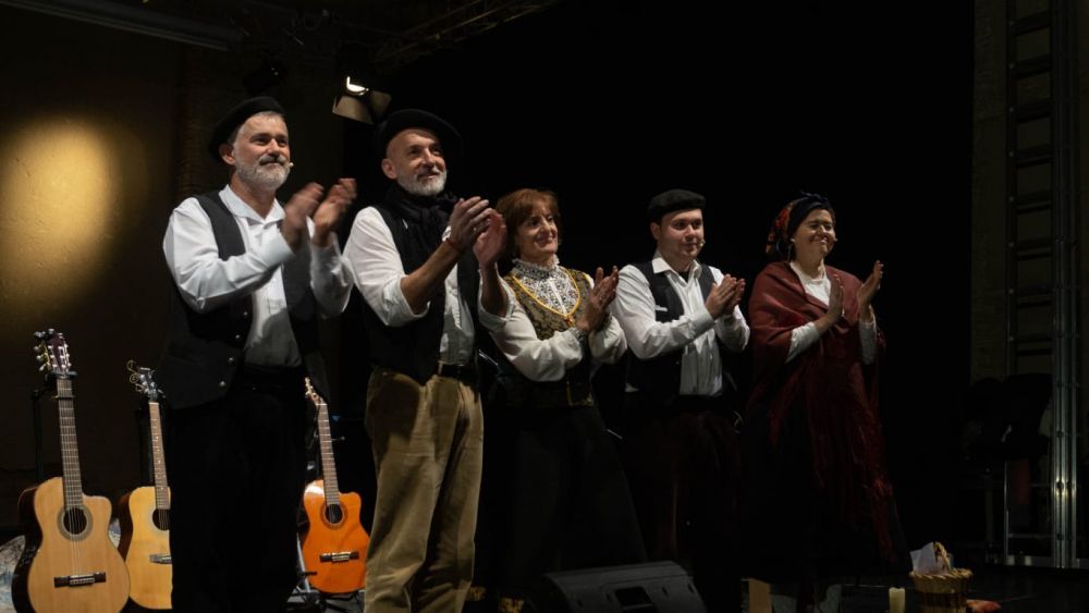 El grupo Folk de Filandón puso la música y la palabra a este encuentro con las hilanderas de León. 