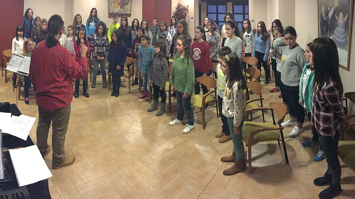 Un momento de los ensayos de la ópera infantil 'Brundibar', que este fin de semana llega al Auditorio. | JUAN LUIS GARCÍA