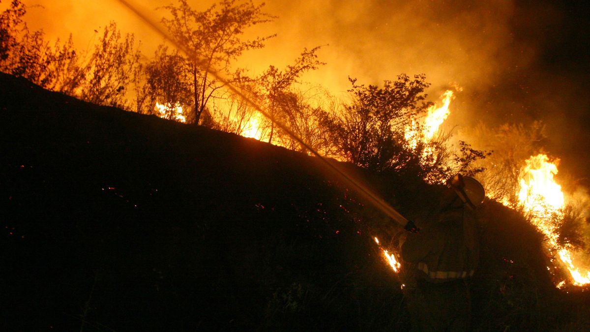 Trabajos de extinción en el incendio del Pajariel. | CÉSAR SÁNCHEZ (ICAL)