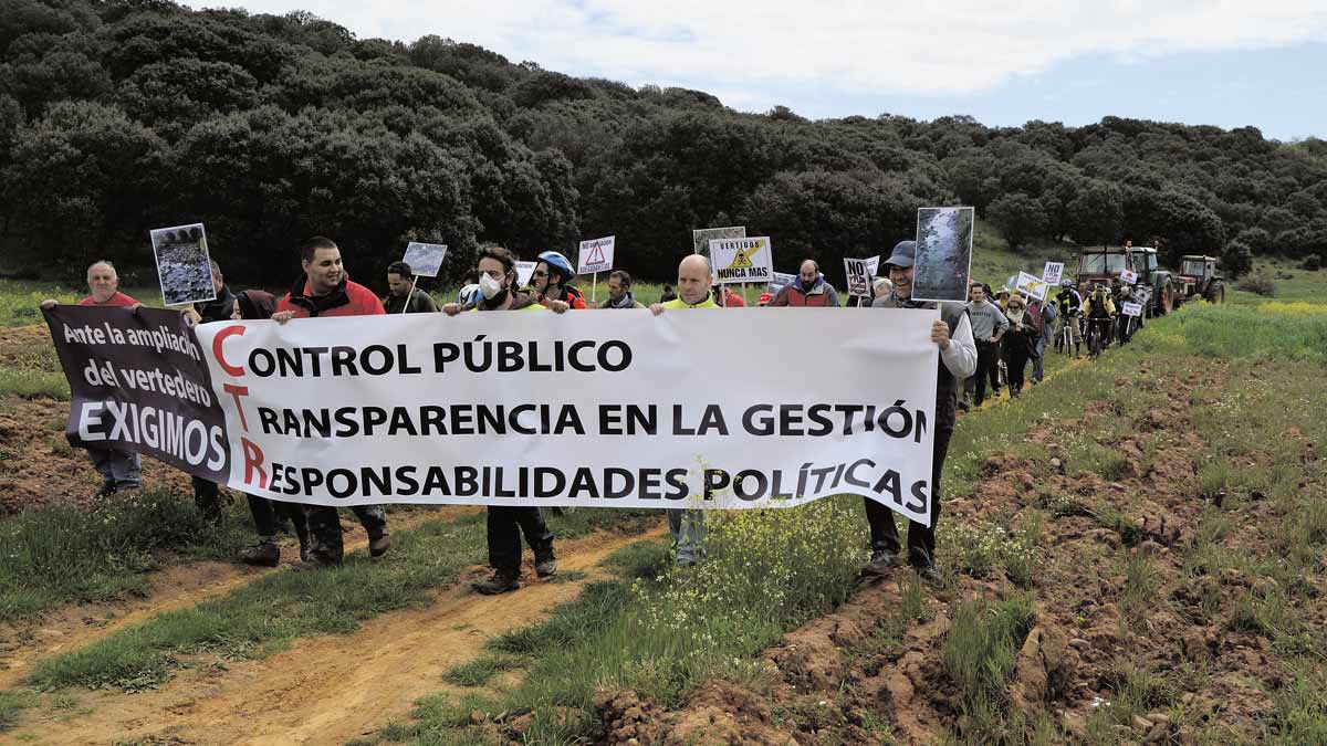 Un momento de la marcha hasta el CTR, a la que acudió representación de varios municipios. | P.F. Un momento de la marcha hasta el CTR, a la que acudió representación de varios municipios. | P.F.