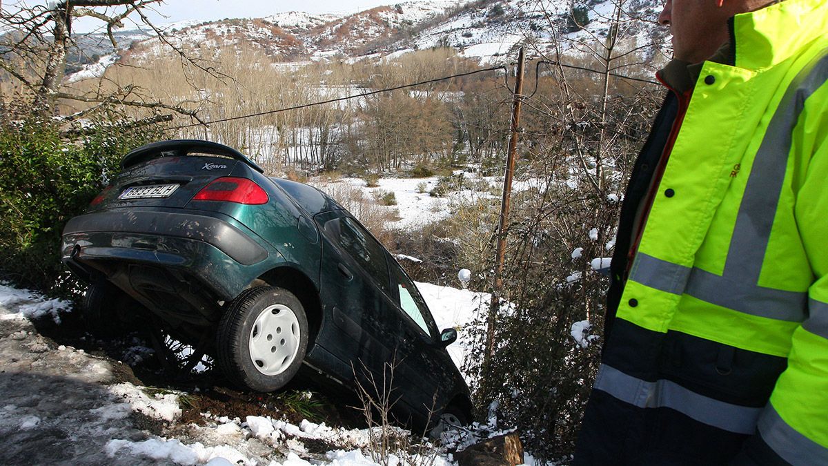 Un coche sufre un accidente a consecuencia de una placa de hielo en Toreno. | CÉSAR SÁNCHEZ